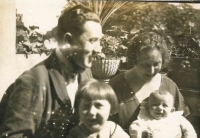 Rodiče pamětnice Alois a Anna Šafářovi, malá Naděžda a mladší bratr Karel