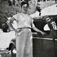 Anna, německá schovanka rodiny Kuttelwascherů, před autem, kterým rodina utekla z Československa