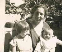 Anna Šafářová s dětmi Naděždou a Karlem