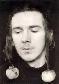 Apple earrings, 1979