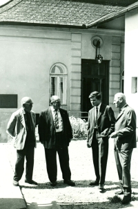Jaroslav Špaček (druhý zleva) v čelákovickém muzeu, 1965
