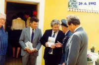 Jaroslav Špaček s tehdejším předsedou vlády Petrem Pithartem po vernisáži A. Vašátka, 1992