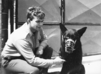 Příslušník Pohraniční stráže Josef Basovník se služebním psem, Valtice, 1985