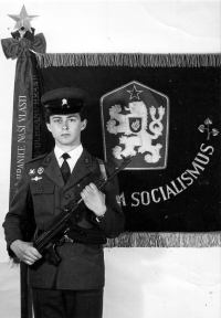 Josef Basovník na fotografii z diplomu za příkladné plnění úkolů při ochraně státní hranice ČSSR, Znojmo, 1987