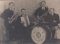 Hudební jazzová skupina boudy Müllerovky, tatínek pamětníka druhý zleva