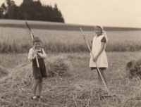 With his sister Jiřina, harvest in Písečná, 1937