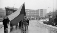 Průvod studentů na demonstraci na Mírovém náměstí, listopad 1989