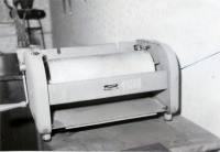 Pohled na rozmnožovací přístroj Ormig, zn. Maxima, inventární číslo 11008, na kterém byly rozmnožovány letáky skupiny Jariho Vassingera. Fotografie ze spisu V-4629 OV, důkazní materiál nasbíraný StB