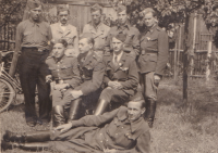 Volyňáci v čs. armádě nedlouho po konci 2. sv. války, stojící druhý zleva otec pamětnice