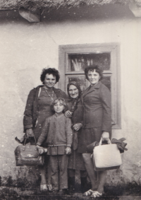 Božena Frolová (vpravo) s postarší obyvatelkou jejího rodného domu v Janovce na tehdejší sovětské Volyni, 1974