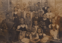 Školní žactvo v Janovce s učitelkou Marií Dvořákovou, vpravo na zemi sedí Božena Frolová, 1945