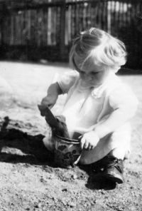 Růžena Haidlová in Brodce near Týnec nad Sázavou, 1940