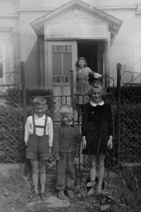 Růžena Haidlová (first from right) in Jiříkov, where her family lived for some time in the same house with Sudeten Germans, 1945