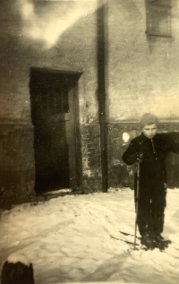 Před vchodem do jejich domu, 40. léta