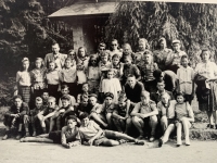 Josef Bartík na školní fotografii v dolní řadě pátý zleva, 40. léta