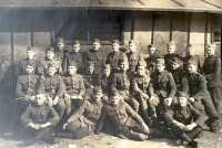 Vojenská služba, otec sedí v druhé řadě první zleva, 1923 