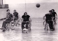 Jan Šisler v basketbalovém týmu
