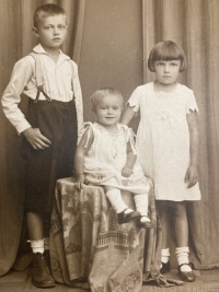 Josef Straka with his sisters (1933)