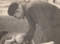 Malý Jindřich s tatínkem v roce 1951
