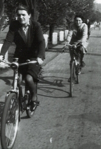 Maminka pamětnice Růžena Nováková na kole, na kterém za války vozila zásoby ze statku na Smederově do Prahy