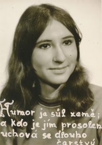 Marcela Papežová na školním tablu, Praha,1972
