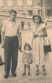 Marcela Papežová s rodiči, Praha, 1954