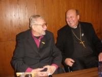 Mons. Karel Fořt s biskupem Pavlem Posádem, u příležitosti svých 90. narozenin (r. 2011)