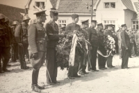 Obelisk byl postaven jako památník padlým v první světové válce. Nádraží v Telči a Josef Bartík st. poslední na konci řady, 20. léta