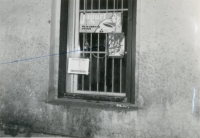 Okno do prodejny potravin, kde byl leták přilepen. Později byl seškrabán, zůstal pouze lak. Fotografie ze spisu V-4629 OV, důkazní materiál nasbíraný StB