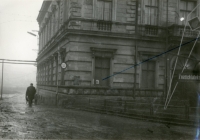 Jeden z letáků byl nalepen pomocí laku na okno národního podniku Lodena v Novém Jičíně na ulici Sokolovské a Novosady. Pohled na budovu je z ulice Sokolovské směrem k Novosady. Fotografie ze spisu V-4629 OV, důkazní materiál nasbíraný StB