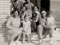 Bottom left Libuše Robitschek, bottom right Josef Robitschek with his daughter Hedvika