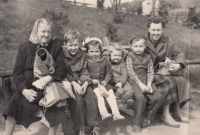 Zleva: babička Marie Majerová, bratr Radim, sestřenice Marta, sestra Ivona, Luděk Nemajer, maminka, Velký Týnec, 1957
