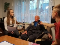 Pamětník Slavomil Braun při natáčení svého vyprávění pro projekt Příběhy našich sousedů