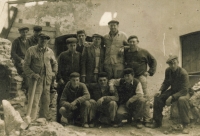 Narcis Tálský jako patnáctiletý ve svém prvním zaměstnání stavebního dělníka, na fotografii vlevo nahoře