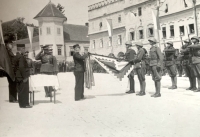 Josef Bartík st. při předávání standarty, Telč, nedatováno