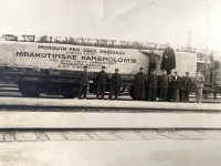 Transport Mrákotínského monolitu (obelisku na Pražském hradě) do Prahy. Josef Bartík st. zřejmě stojí na vagóně a rukou je opřený o monolit, 20. léta