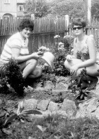 Pamětnice s maminkou Boženou, Velký Šenov, nedatováno