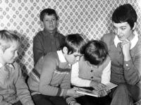 Petr Strnadel druhý zleva, na návštěvě u známých, polovina 70. let