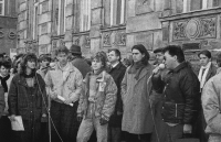 Petr Strnadel nahoře třetí zprava s dlouhými vlasy na demonstraci v Krnově, listopad 1989