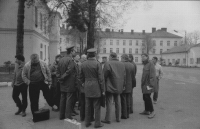 Petr Strnadel vpravo v krnovských kasárnách po odchodu sovětských vojsk