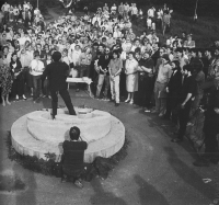 Petr Strnadel třetí zprava při slavnostním zahalení betonového srpu a kladiva, Krnov, květen 1990