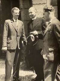 Jiří Petz s Jiřím Němcem, po svatbě, 1957