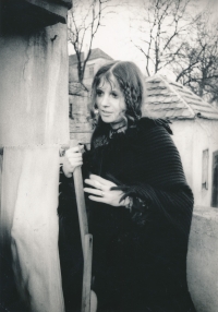 Václava Císařovská na zahrádce u domu v ul. Na zámeckých schodech, kde bydlel Jan Zrzavý