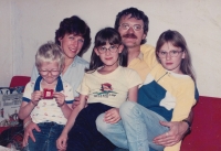 Jana Pekárková (top left) with her family, 1988