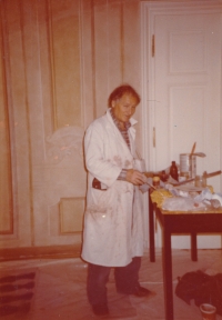 Otec pamětnice Jiří Hruška, malování, Pražský hrad, pracovna V. Havla