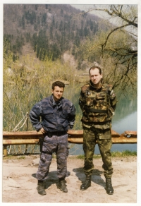 Jaroslav Španko se srbským policistou v Bosně, rok 1996
