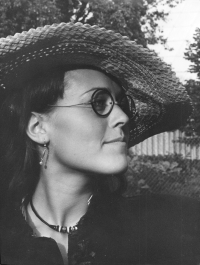 Fotografie z výstavy Renaty Bretové a happeningu v Malechově, 20. srpna 1983