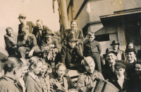 Lidé oslavující konec 2. světové války v ulicích Prahy