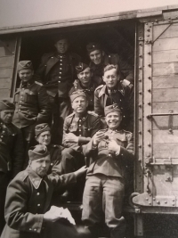 Otec pamětníka odjíždí vlakem do severní Itálie v květnu 1944 pod vedením velitele vládního vojska, generála Jaroslava Emingera 