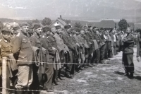 Internační tábor ve Švýcarsku. Na první večeři si museli vojáci vydělat peníze v místní továrně. Část vojáků ve Švýcarsku zůstala a část se vydala na cestu do Anglie 